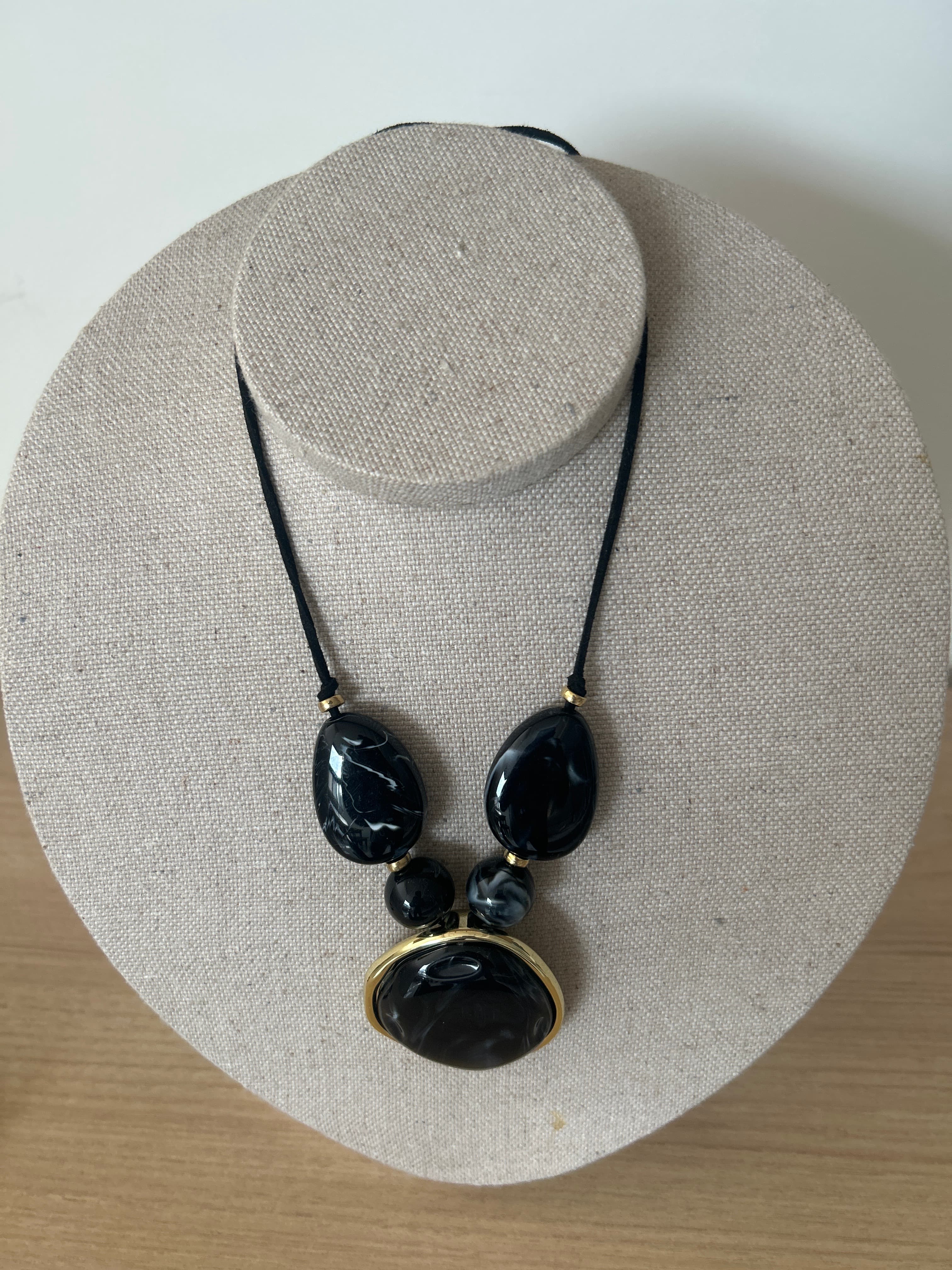 COL0002 - Colar Pedras Mármores Negras com Dourado