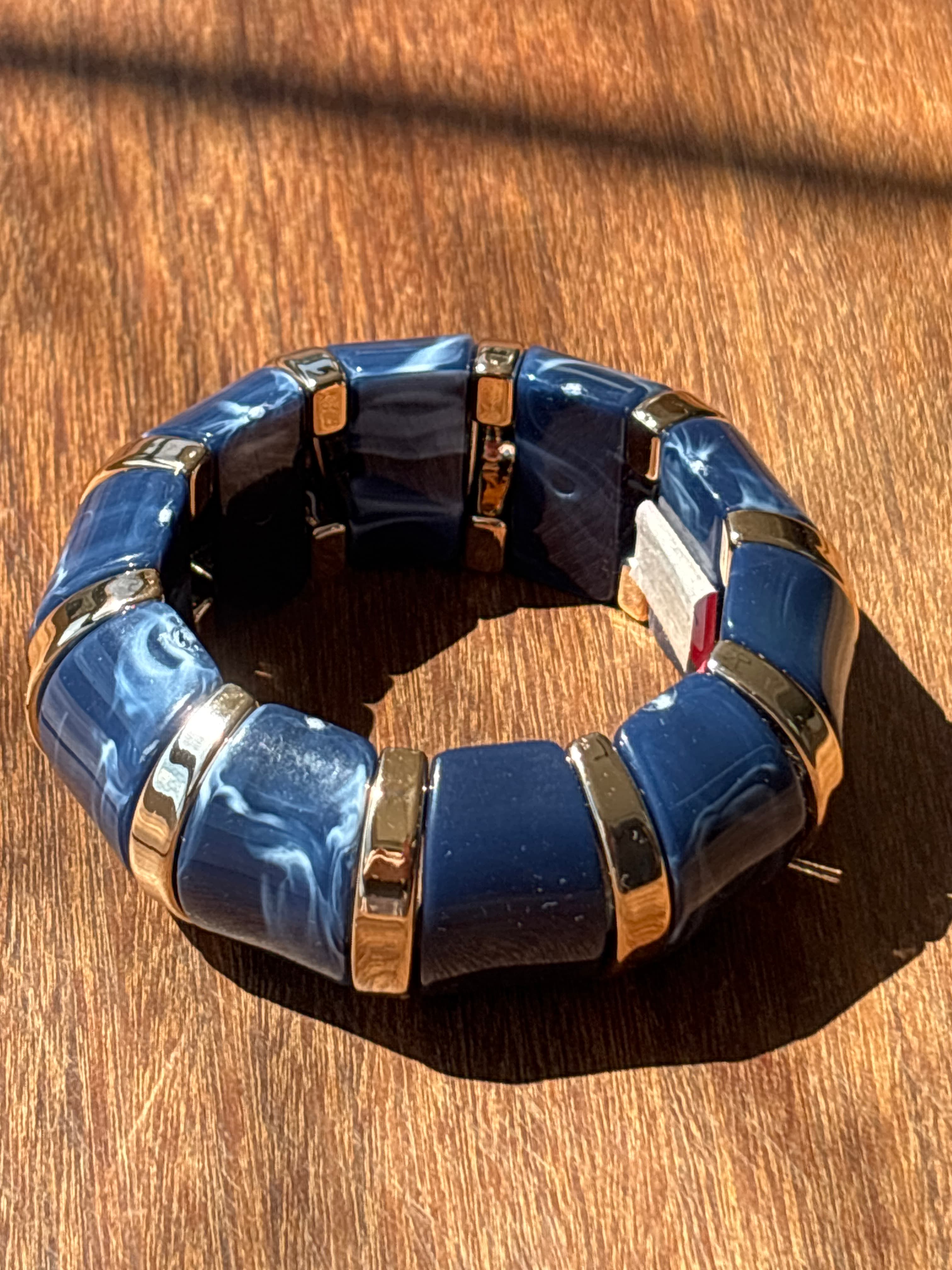 Pulseira Elástica Azul Marmorizada com Detalhes Dourados
