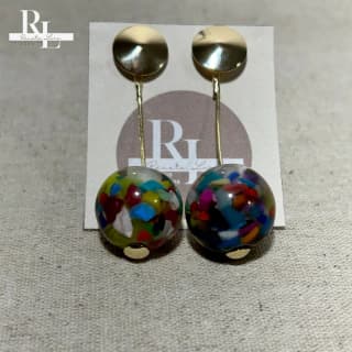 BRI0001 - Brinco Dourado com Globo Confete Multicolorido