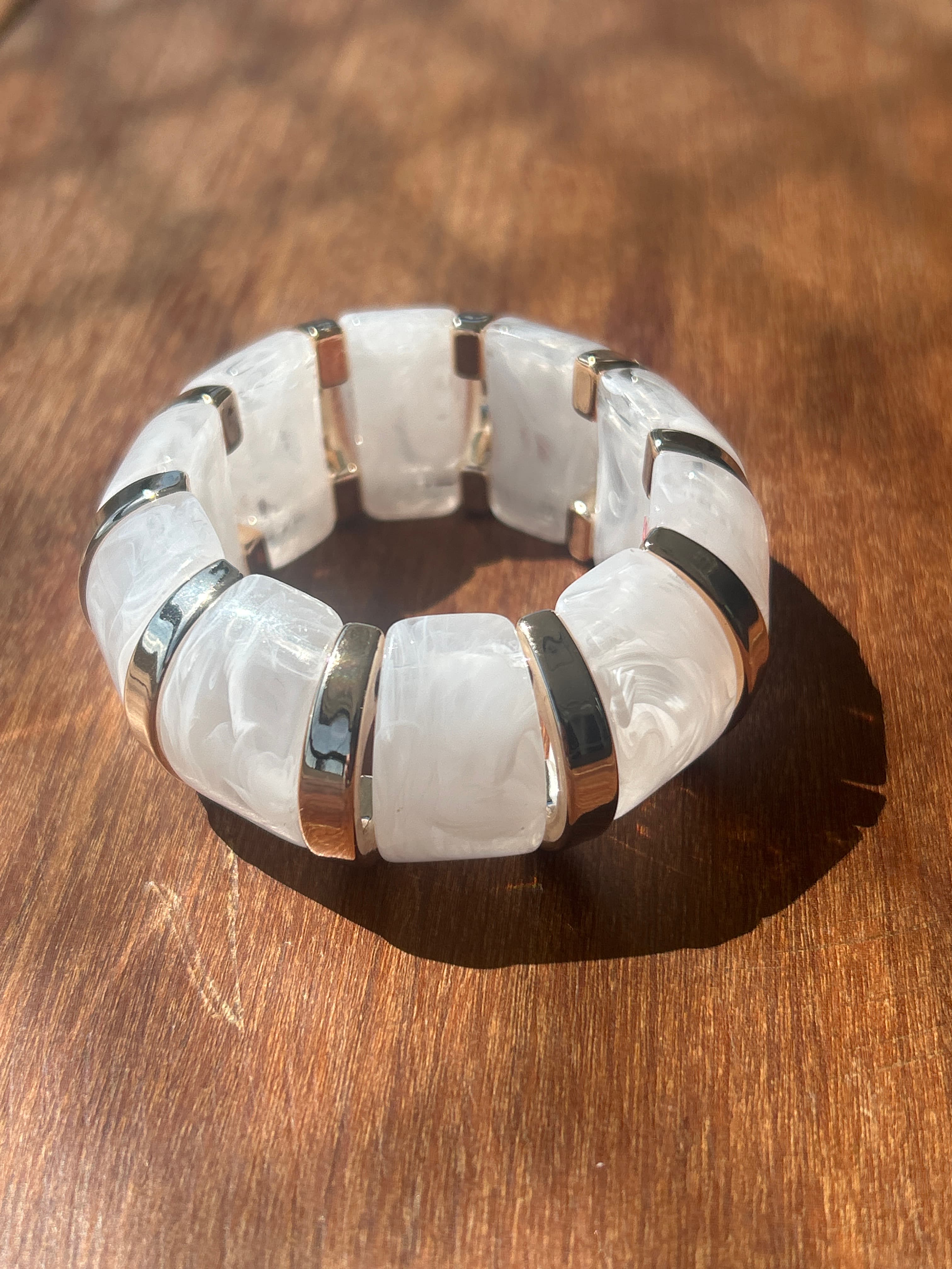 Pulseira Mármore Branco com Detalhes Dourados
